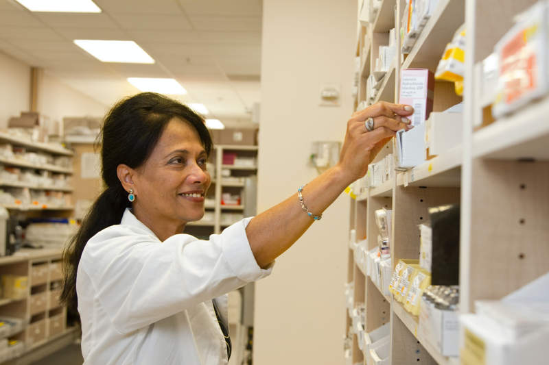 Farmacista distribuisce crema per la cura della fimosi non serrata