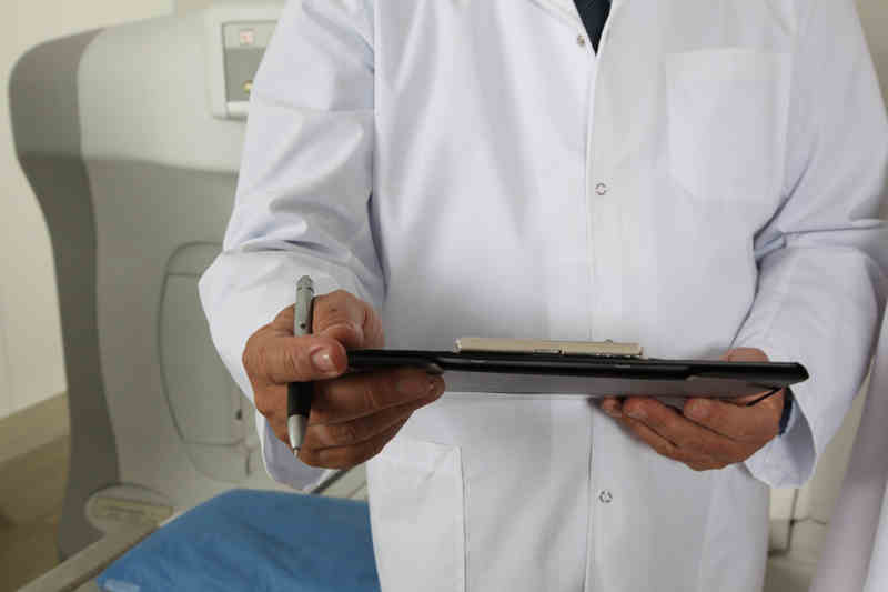 Allargare la pelle del prepuzio con una cura 