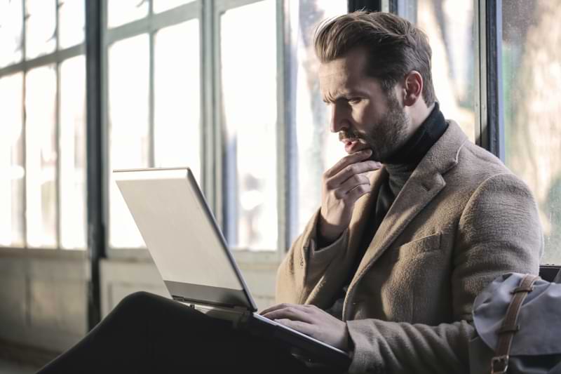 Uomo cerca informazioni sulla circoncisione ambulatoriale