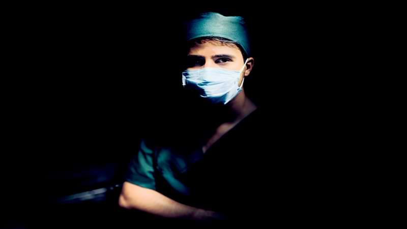 La rimozione dei punti dev'essere effettuata dal medico