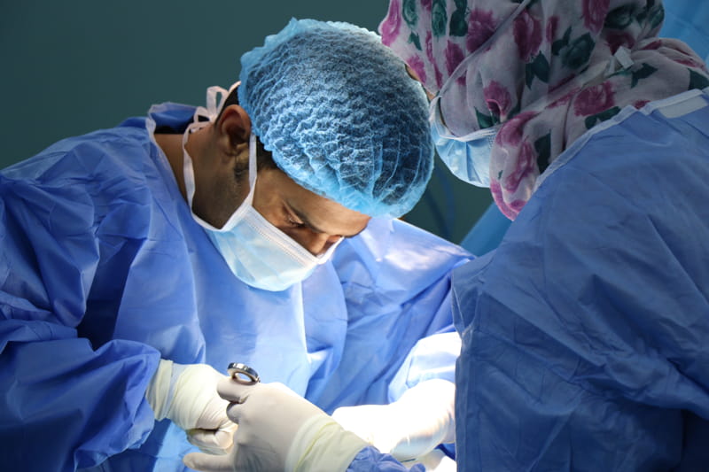 La fimosi può essere curata con una operazione chirurgica di rimozione del prepuzio